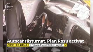 Autocar răsturnat în Harghita. Pompierii au declanşat planul roşu de intervenţie