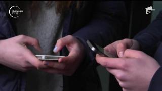 Elevii francezi nu vor mai avea voie cu telefoane mobile la şcoală de la anul (Video)