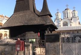 Se aprind lumânări şi în bisericuţa de lemn în care a fost botezat Regele Mihai