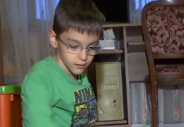 Vreau să ajut! Mihail suferă de parapareză spastică şi împreună putem să îl sprijinim să se opereze şi să poată alerga liber