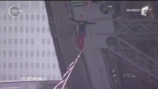 Performanţă la înălţime în Paris. Un tânăr cascador a mers pe sârmă, de la Turnul Eiffel