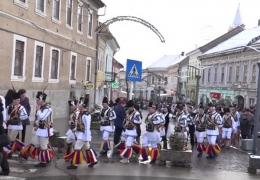 Căluşarii din Orăştie au pornit deja cu colindul
