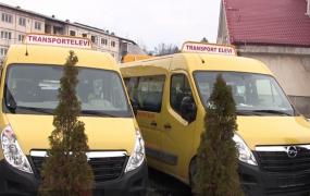 700 de copii merg pe jos la şcoală, pentru că pe microbuzele care îi transportau s-a pus sechestru