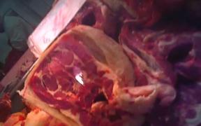 Atenţie la carnea de porc pe care o cumpăraţi înainte de Sărbători. Unii comercianţi nu au aviz sanitar pentru ea