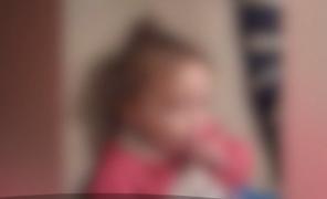 Decizie incredibilă a Protecţiei Copilului Tulcea, în cazul fetiţei de doi ani îndemnată de părinţi să fumeze