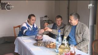Iarna, anunţată de tăierea porcului. Metoda inedită a gospodarilor din Maramureş pentru a afla cât va ţine iarna grea