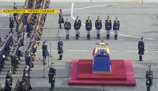 Regele Mihai s-a întors pentru totdeauna în România. Momente emoţionante la ceremonia de pe aeroportul Otopeni