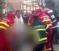 O tânără însărcinată este printre victimele spulberate de o maşină în faţa şcolii din Buzău (Video)