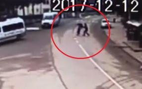 Scena şocantă din faţa secţiei de poliţie din Iaşi. Un agent a fost atacat din senin de un bărbat (Video)