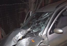 Patru tineri din Suceava au scăpat teferi după ce maşina lor s-a rupt în două la impactul cu un stâlp