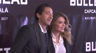Alexandra Dinu a sosit la braţul unui star de la Hollywood la premiera din România a ultimului ei film (Video)