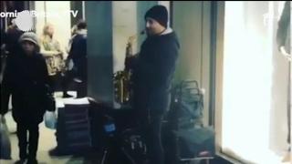 Saxofonist român, vedetă în Regatul Unit! Piers Morgan l-a filmat cântând colinde (Video)