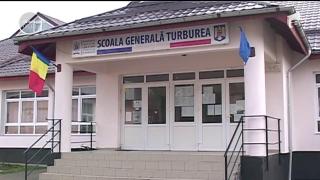 Conducerea unui liceu din Gorj e acuzată că ar fi distrus probele video cu directorul care loveşte un elev