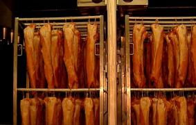 Află de la Observator cum alegi un produs afumat la fum de lemne şi nu unul injectat cu aromă de fum