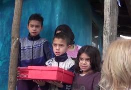 Spiritul Crăciunului, adus la Bistriţa de voluntari. Zeci de copii fără părinţi lângă ei au primit cadourile Moşului