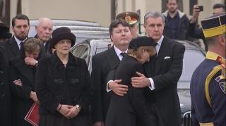 Îmbrăţişarea regală: moment emoţionant la finalul slujbei de la Patriarhie