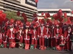 Sute de Moşi Crăciun au luat startul într-o cursă devenită tradiţională, la Atena