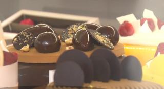 Dulciuri de lux pentru Crăciun. Cât costă tortul cu foiţe de aur