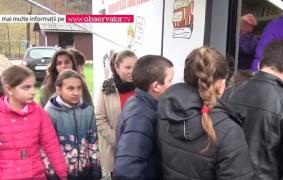 O blibliotecă pe patru roţi se plimbă prin satele bistriţene şi copii se bucură de poveşti, de Sărbători