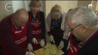 În prag de sărbători s-a gătit ca la armată pentru oamenii străzii din Bacău!