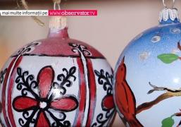 Povestea Crăciunului, pictată pe globuri. Câțiva buzoieni sunt atât de pricepuţi, încât primesc şi comenzi de peste hotare