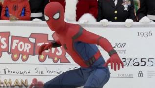 Costumul lui Spiderman, vândut la o licitaţie cu peste 40.000 de dolari. Banii ajung la nişte copii (Video)