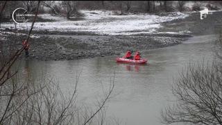 Poliţiştii şi pompierii din Sibiu caută o maşină care ar fi căzut duminică seară în râul Olt