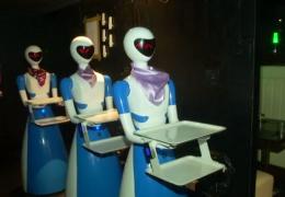 Patronul unui restaurant din India a înlocuit chelnerii cu roboţi. Clienţii sunt fascinaţi!