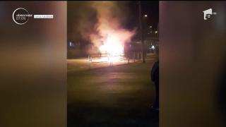 Panică printre călători, într-o staţie din Reşiţa. Motorul unui autobuz a luat foc din senin