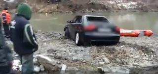 Mașina căzută în râul Olt a fost găsită la trei metri adâncime, iar la volan se afla un tânăr din Oneşti