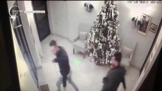 Un tânăr din Târgovişte e căutat de poliţie, după ce a furat perna pe care stătea Moş Crăciun