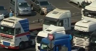 Atenţie, şoferi! Mii de transportatori sunt în drum spre Guvern. Poliţia anunţă rute ocolitoare (Video)