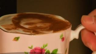 La Londra se serveşte Selfieccino, cafeaua cu chipul clientului imprimat pe frişcă! (Video)