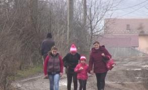 O familie cu 5 copii din Vâlcea a rămas izolată de restul lumii, din cauza unor exploatări miniere