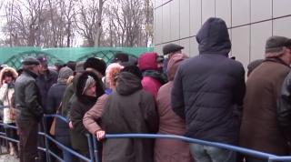 Coadă de 5 ore pentru Revelionul din Galaţi: O femeie a leşinat înainte să-şi cumpere biletul pentru petrecerea dintre ani