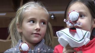 Atelier de păpuşi la Baia Mare. Copiii au avut ocazia să-şi facă jucării chiar cu mânuţele lor