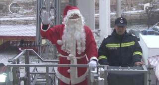 În Bacău, Moș Crăciun a venit pe geam pentru a aduce daruri copiilor pompierilor
