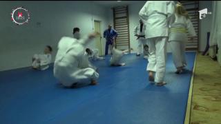 Zeci de copii din Bistriţa iau lecţii gratuite de judo! Antrenorii lor sunt doi poliţişti