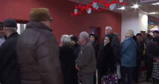 Haos deja tradiţional înainte de Crăciun: românii luptă cu aglomeraţia în magazine, dar şi în trafic