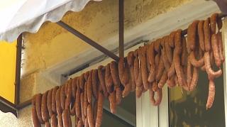 Ornamente bizare de Crăciun la români: ghirlande de cârnaţi, la balcoanele blocurilor