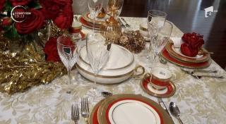 Idei pentru aranjarea mesei de Crăciun: roşu cu accente de auriu sau argintiu cu nuanţe de şampanie