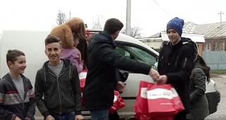 Moş Crăciun şi-a trimis ajutoarele la două şcoli din Teleorman