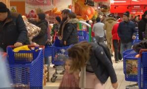 Aglomeraţie infernală în mall-uri, supermarketuri şi magazine! Ieşenii s-au dus la cumpărături peste Prut