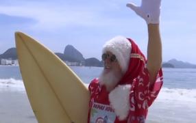 Moș Crăciun, relaxare pe plajă, înainte de lunga călătorie în jurul lumii