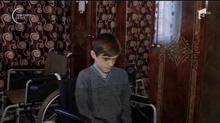 De Crăciun, cele mai mari dorinţe ale unui băiat de 14 de ani din Gorj au fost un scaun cu rotile şi un smartphone