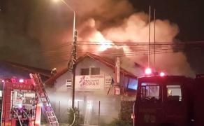 Un incendiu puternic a izbucnit la un service auto din Baia Mare