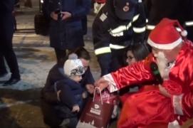 Moş Crăciun, bucuria copiilor pompierilor. Aseară, a făcut popas la Bistriţa, la copiii pompierilor ISU