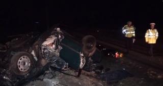 Grav accident la Mehedinţi, soldat cu doi morţi. Maşina în care se aflau s-a izbit violent de un stâlp