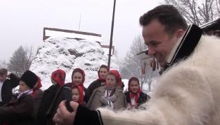 Miniştrii au plecat la colindat. Liviu Pop şi Petre Daea au transmis live pe Internet de la pomana porcului