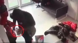 Imaginile cu tânărul care a furat cutia cu donaţii dintr-un magazin din Galaţi. Apelul făcut de patronul jecmănit (Video)